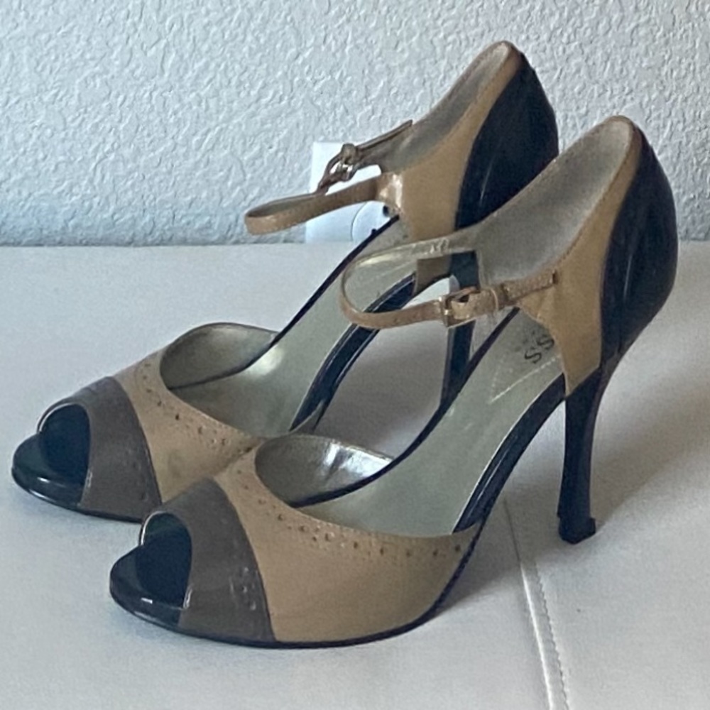 Guess two toned tan and chocolate heels